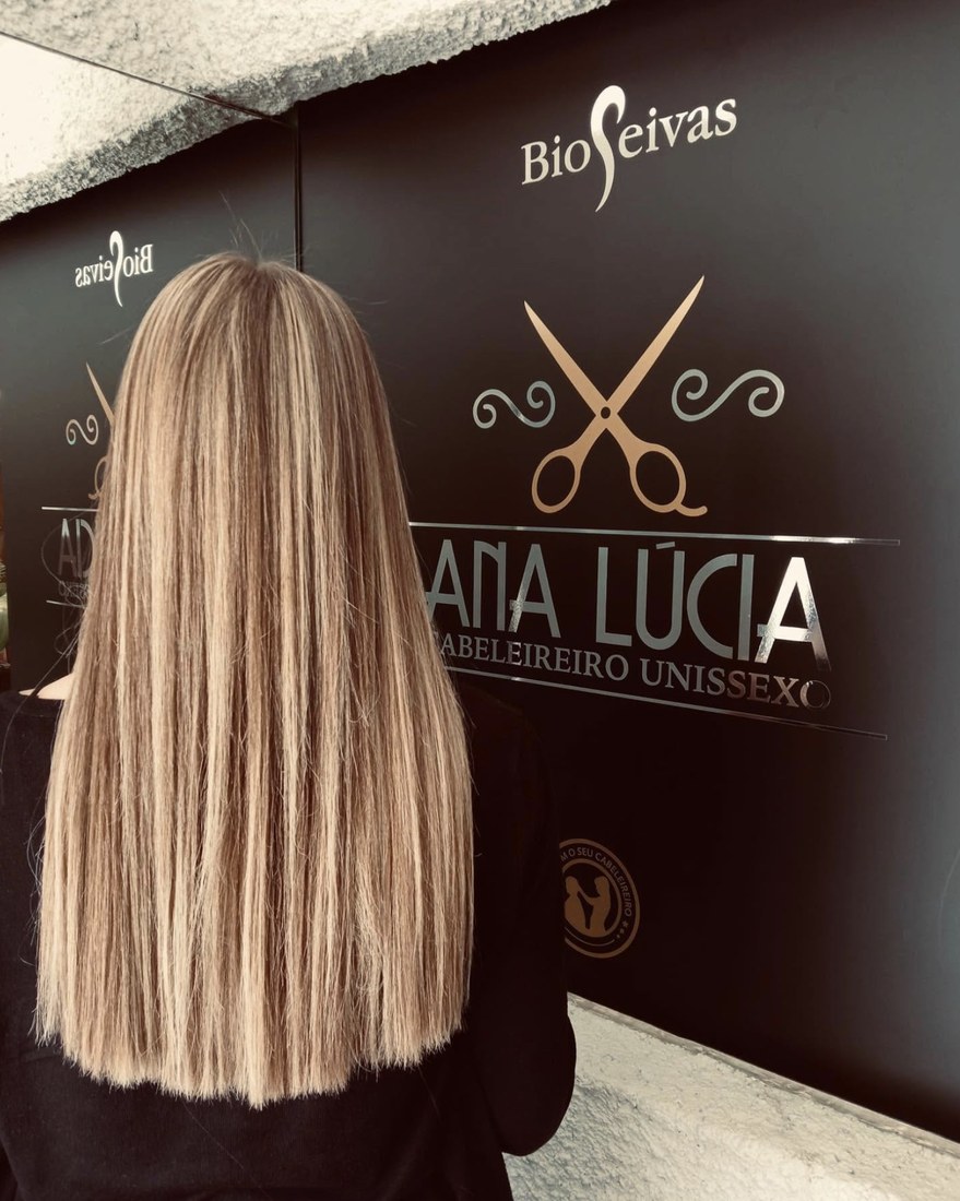 Cabelo liso comprido com madeixas louras